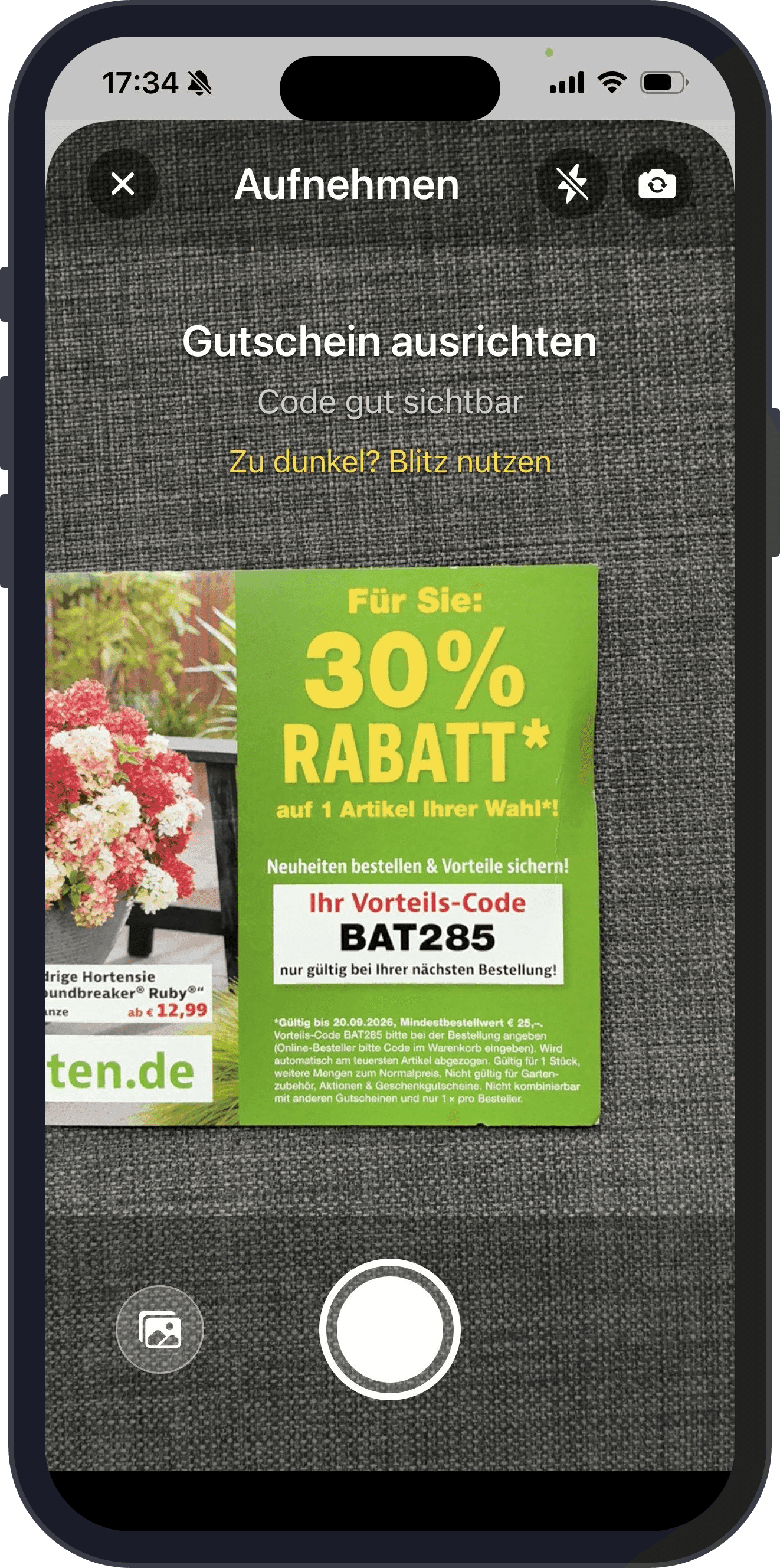 Kameraansicht: Ein Papiergutschein mit 30 % Rabatt wird zum Erfassen ausgerichtet